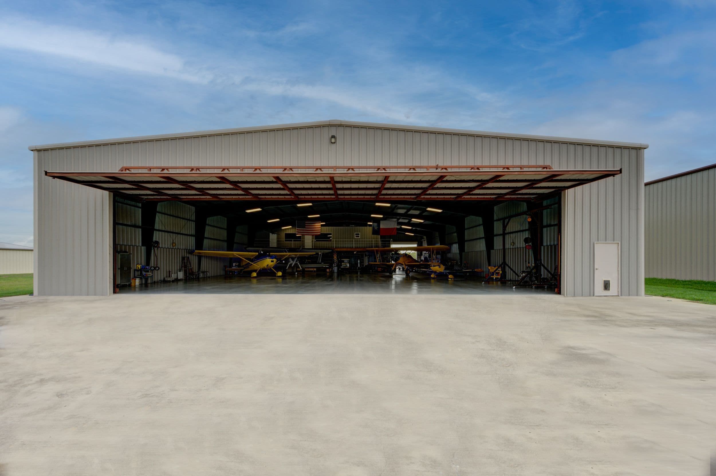 Large Tx Hangar with Apartment and Build Shop 1