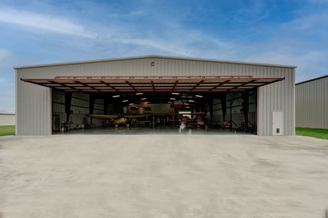 Large Tx Hangar with Apartment and Build Shop 1