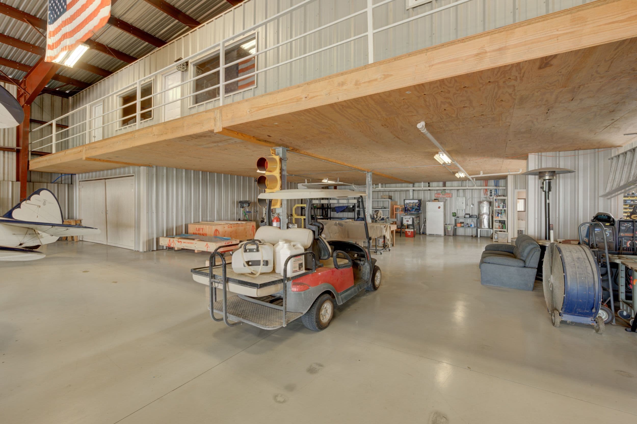 Large Tx Hangar with Apartment and Build Shop 3