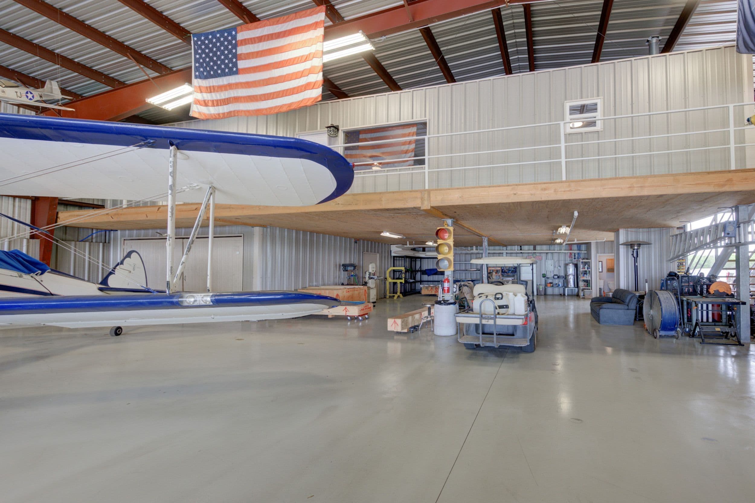 Large Tx Hangar with Apartment and Build Shop 4