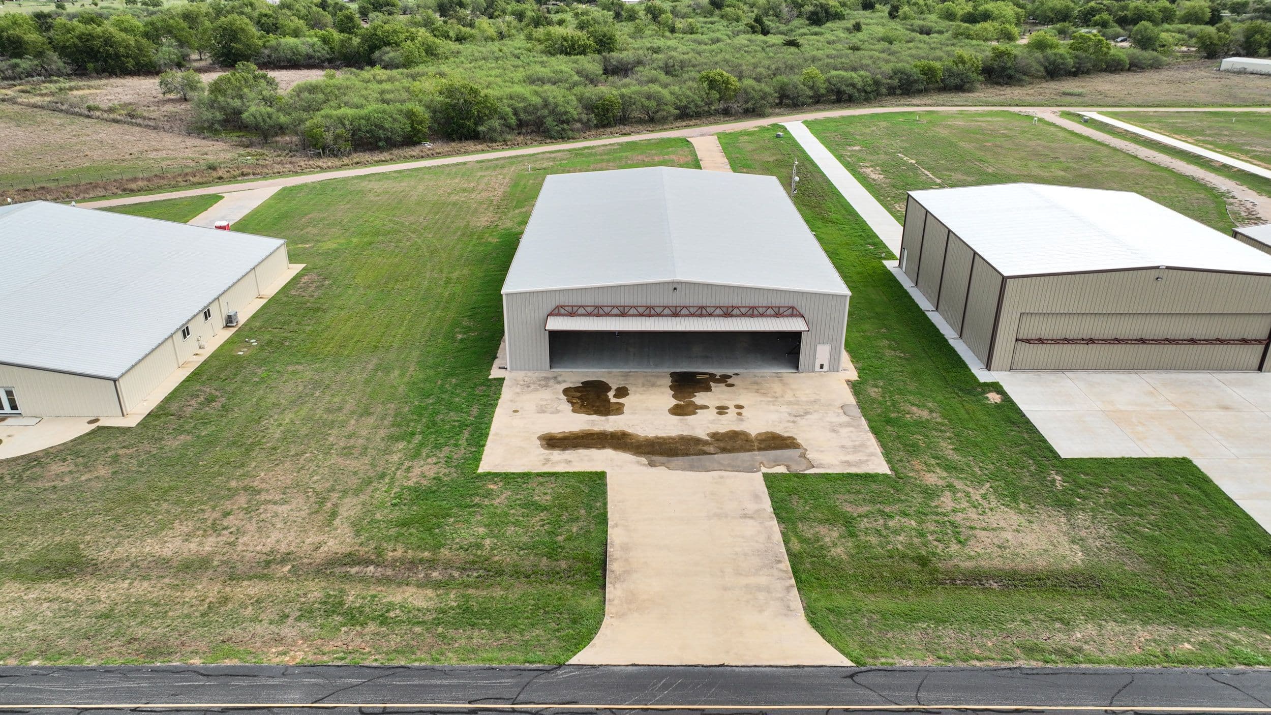 Large Tx Hangar with Apartment and Build Shop 5