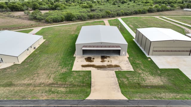 Large Tx Hangar with Apartment and Build Shop 4