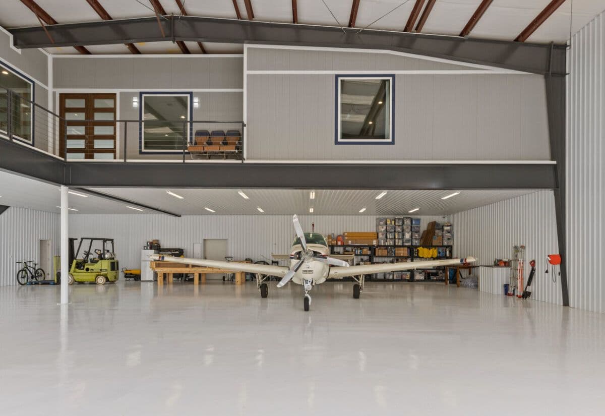 Luxury Hangar Space - Hicks Airfield 5