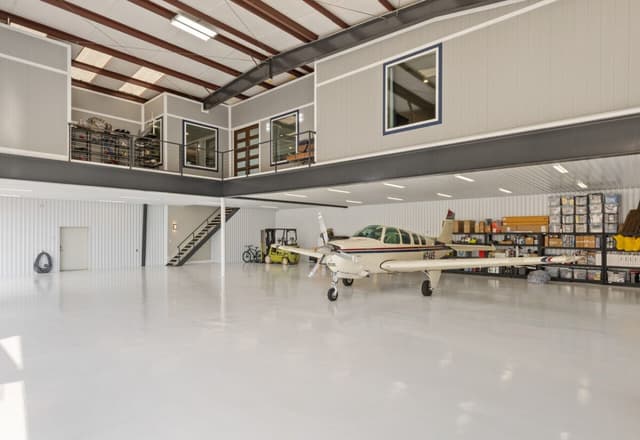 Luxury Hangar Space - Hicks Airfield 5