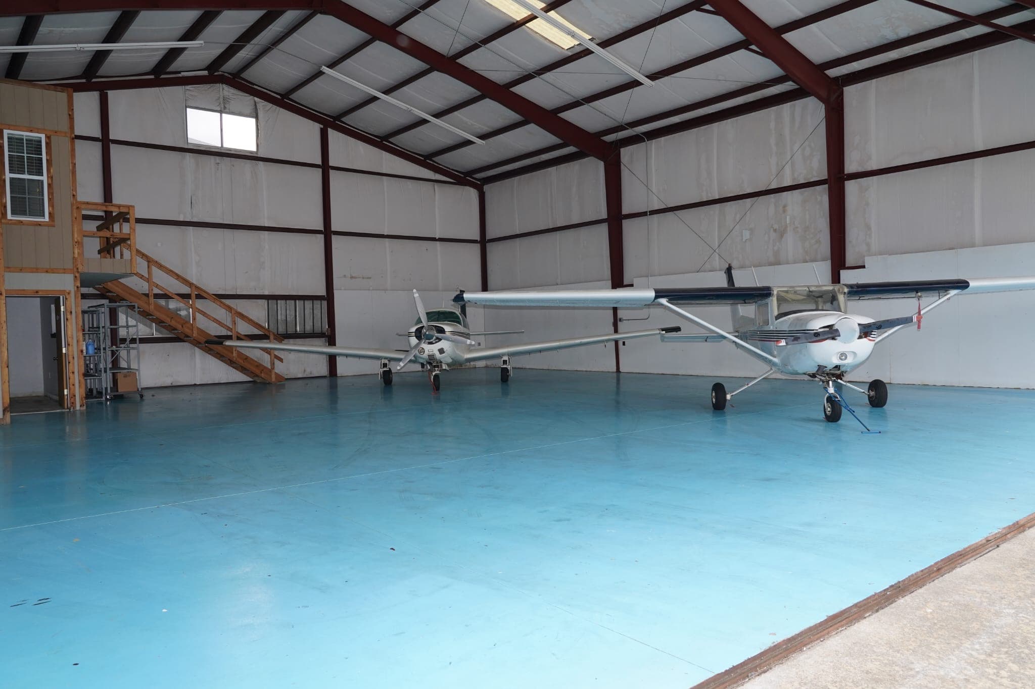 Shared hangar at T31 Aerocountry airport  1