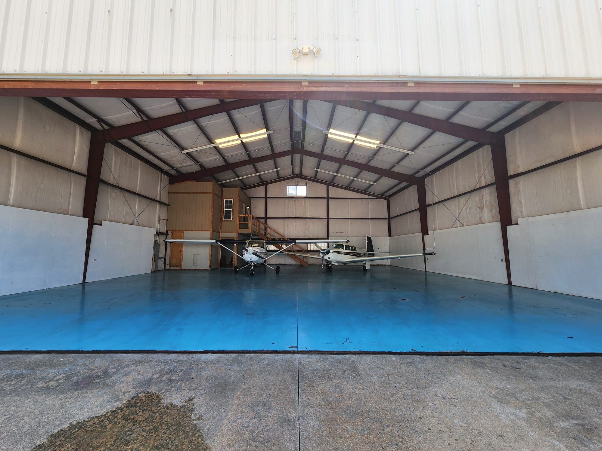 Shared hangar at T31 Aerocountry airport  6