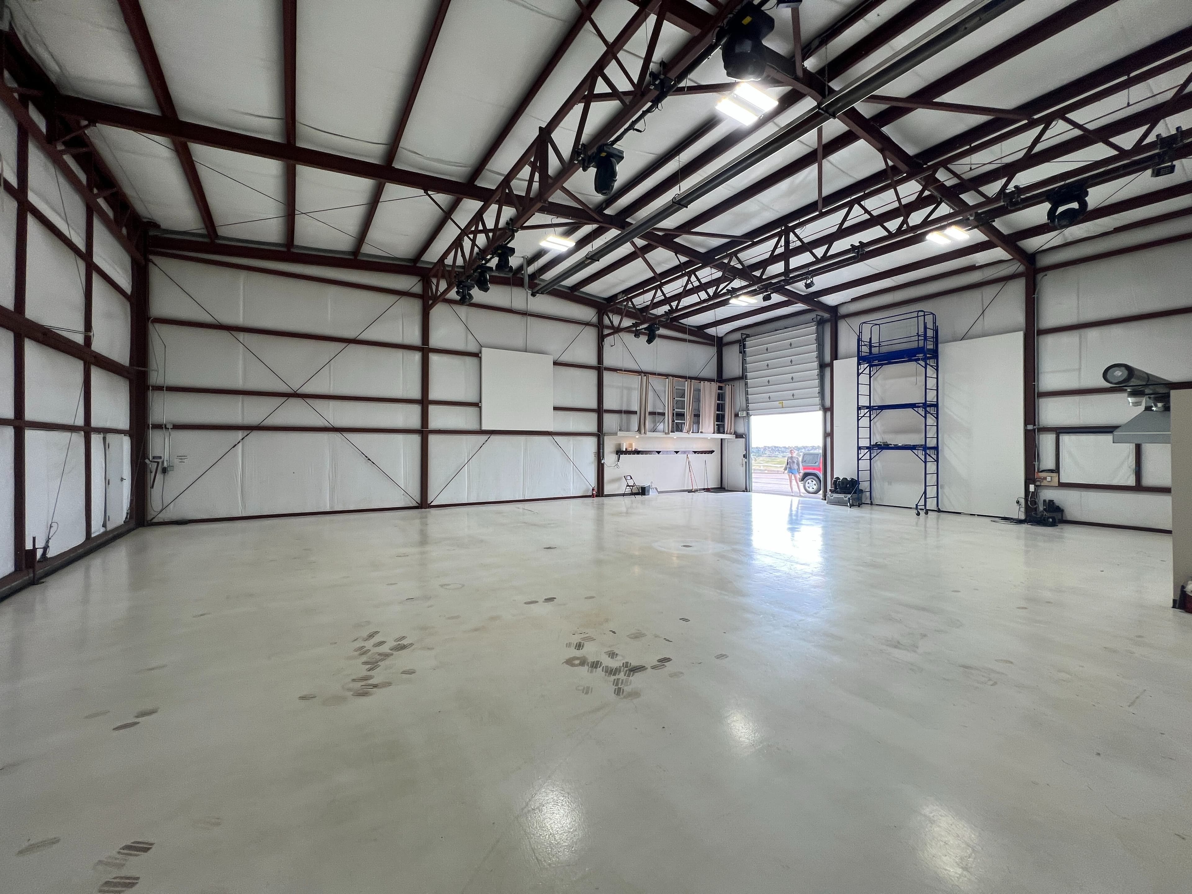 50 x 60 ft Corporate Aircraft Hangar at KAPA for lease 3