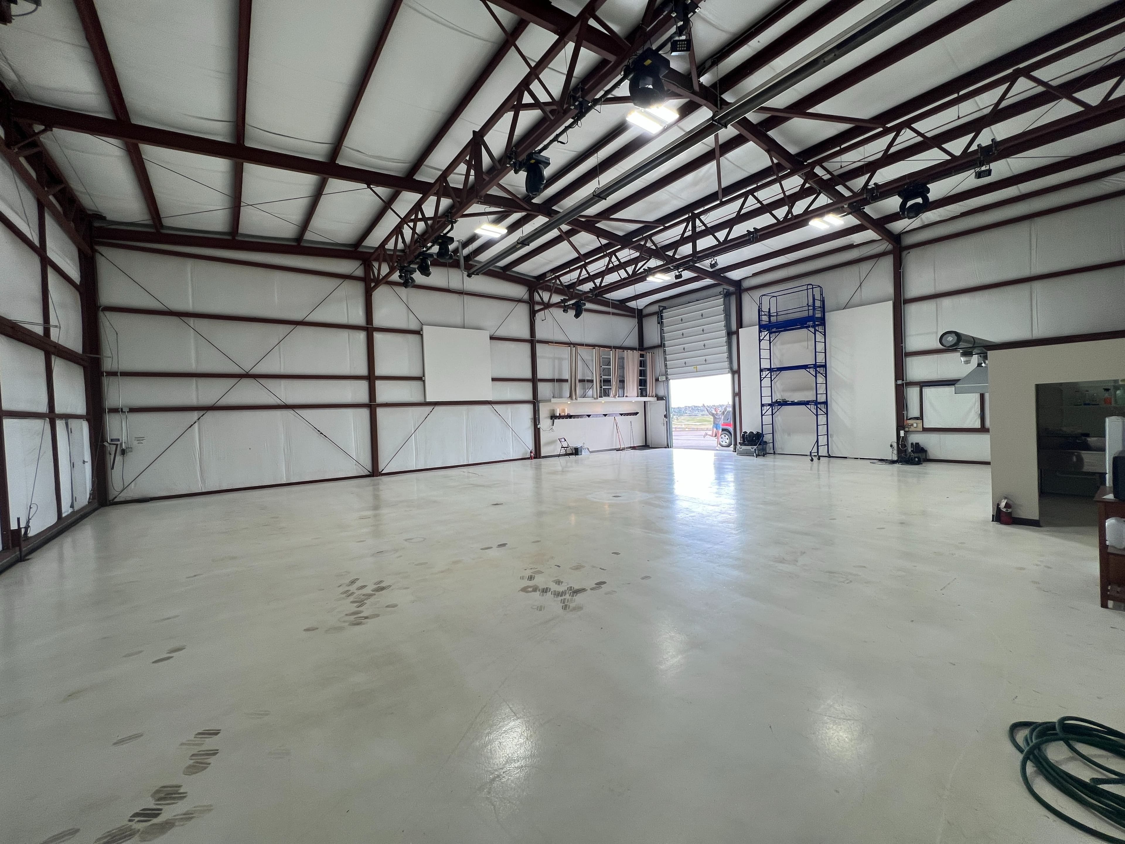 50 x 60 ft Corporate Aircraft Hangar at KAPA for lease 6