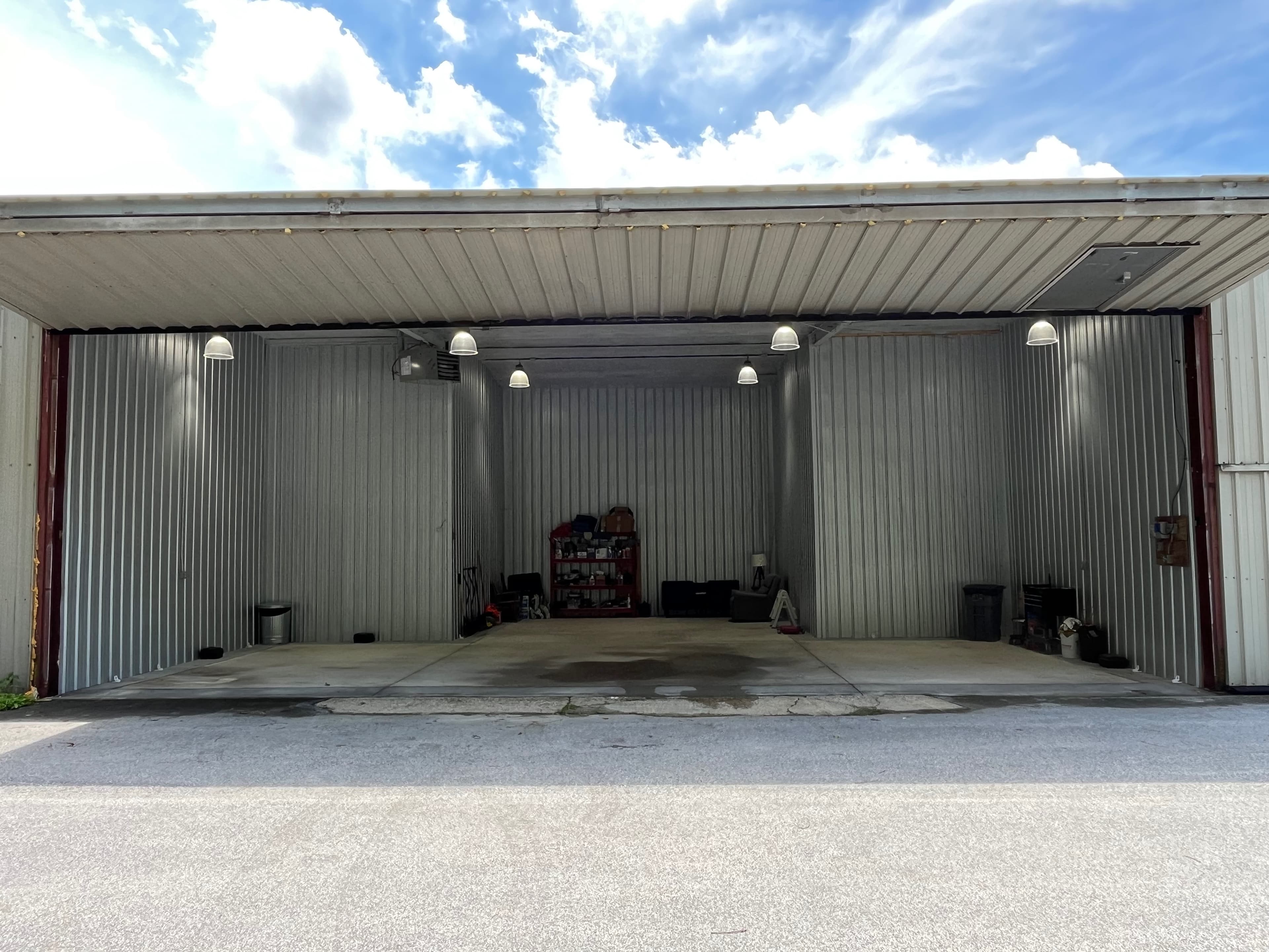 Heated t-hangar with pilot lounge  3