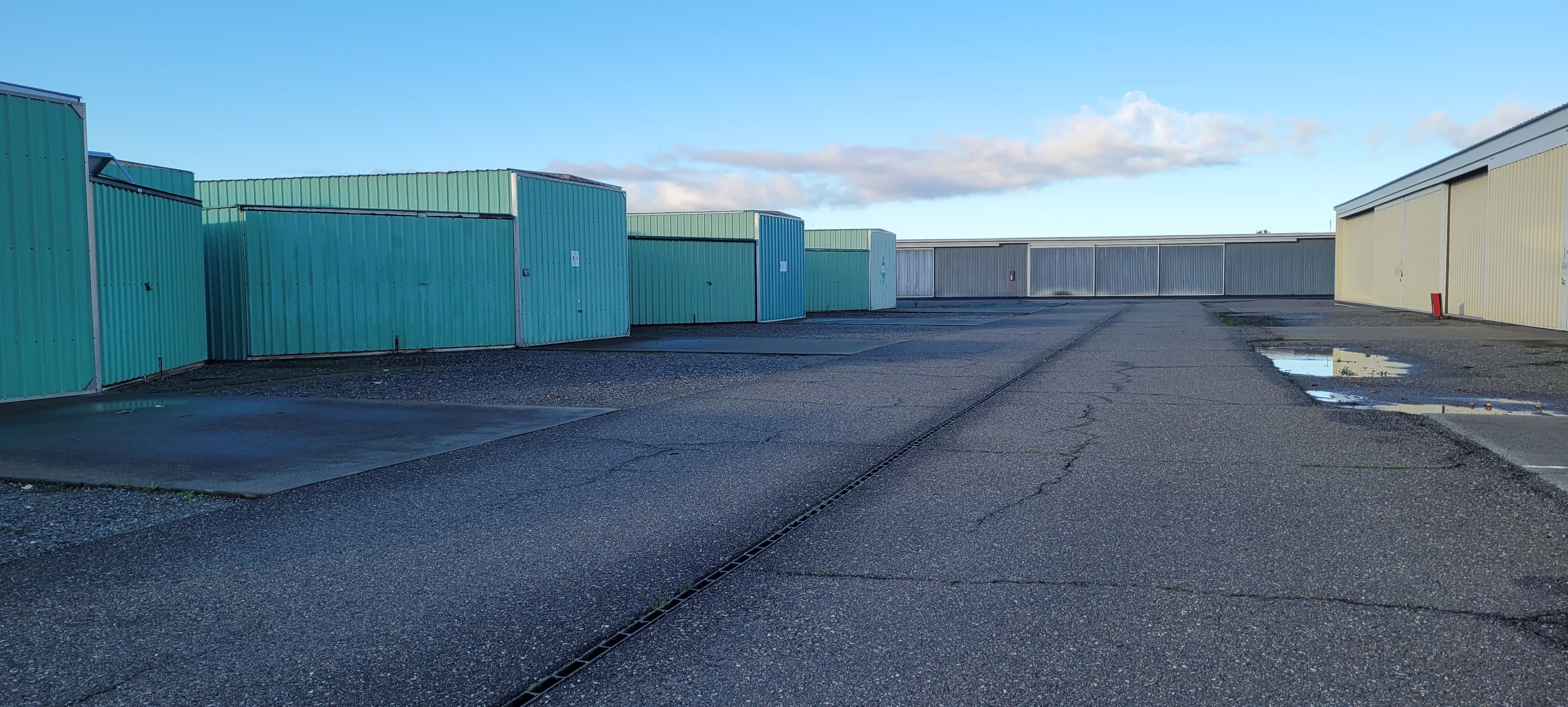 Hangar with electricity for rent 5